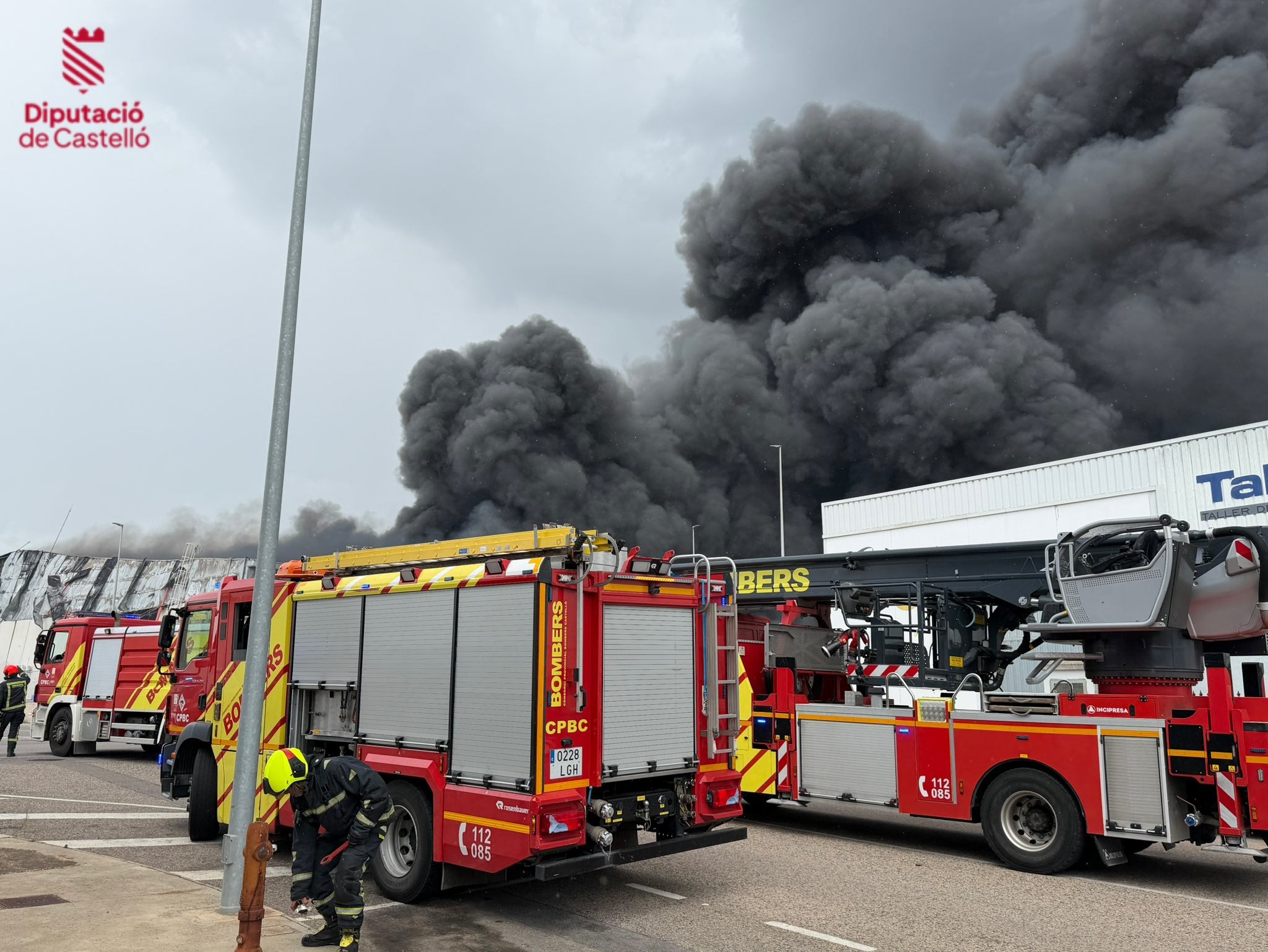 Incendio industrial en La Vall d’Alba: el fuego colapsa parte de la nave y obliga a desalojar empresas colindantes Incendio industrial en La Vall d’Alba: el fuego colapsa parte de la nave y obliga a desalojar empresas colindantes