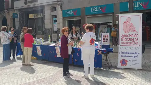 Punto de información de la Asociación Ilicitana de Fibromialgia en la plaza de Baix de Elche. Punto de información de la Asociación Ilicitana de Fibromialgia en la plaza de Baix de Elche.
