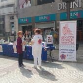 Punto de información de la Asociación Ilicitana de Fibromialgia en la plaza de Baix de Elche.
