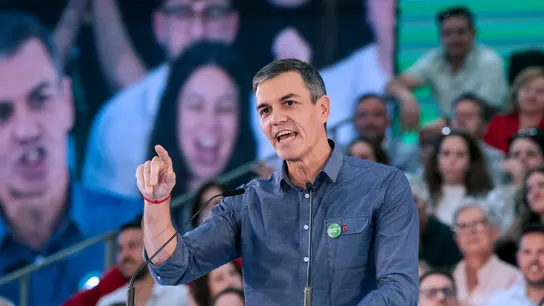 El presidente del Gobierno, Pedro Sánchez, interviene durante un acto público junto a la secretaria general del PSOE de Andalucía, María Jesús Montero El presidente del Gobierno, Pedro Sánchez, interviene durante un acto público junto a la secretaria general del PSOE de Andalucía, María Jesús Montero