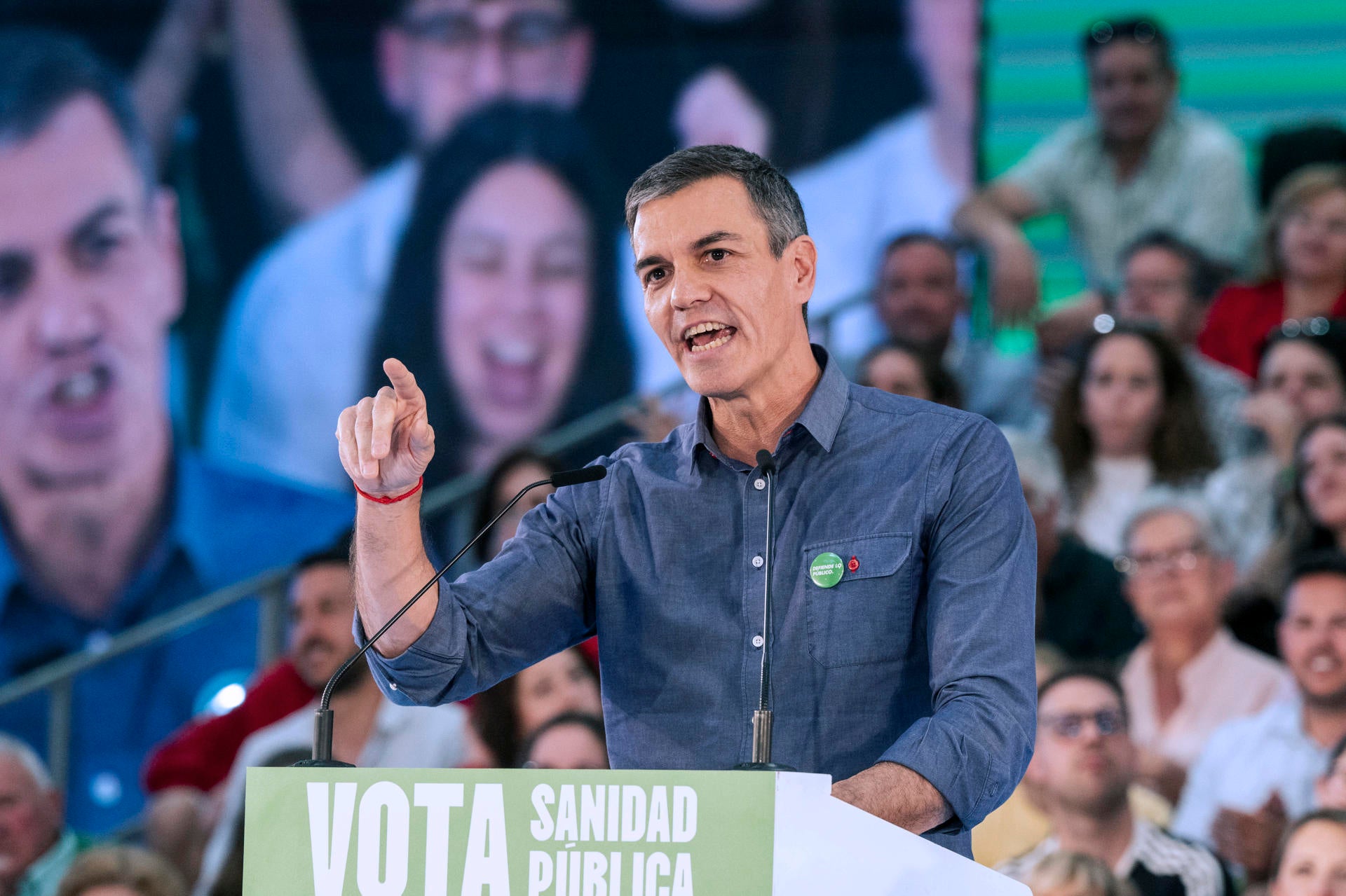 El presidente del Gobierno, Pedro Sánchez, interviene durante un acto público junto a la secretaria general del PSOE de Andalucía, María Jesús Montero El presidente del Gobierno, Pedro Sánchez, interviene durante un acto público junto a la secretaria general del PSOE de Andalucía, María Jesús Montero