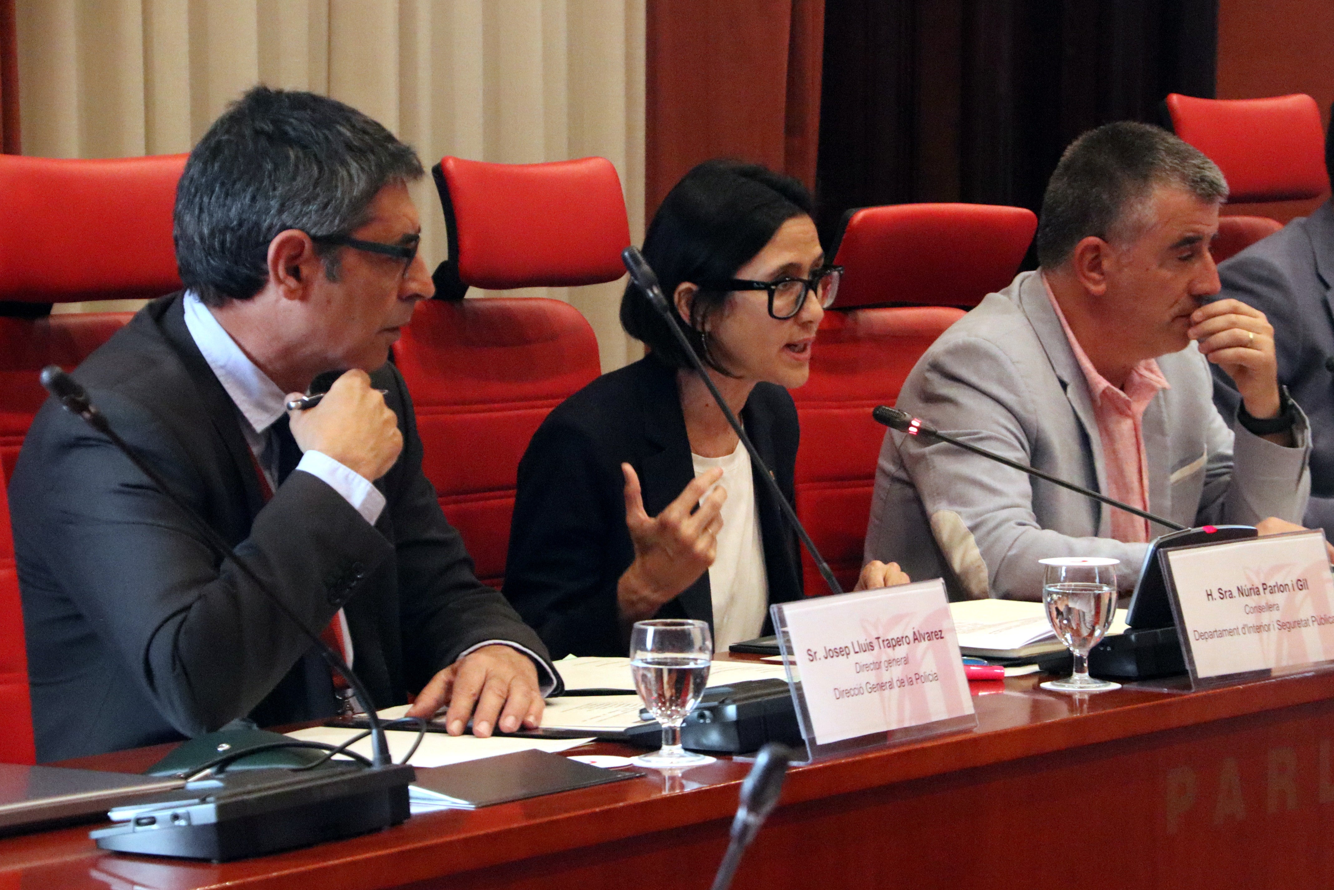 Parlon i Trapero es disculpen per la infiltració policial en una assemblea de docents Parlon i Trapero es disculpen per la infiltració policial en una assemblea de docents