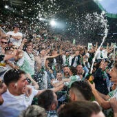 Los jugadores, la afición y el cuerpo técnico del Racing de Santander celebran el ascenso a Primera División después de 14 años