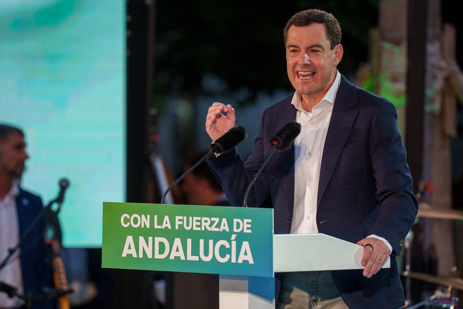 Juanma Moreno se queda a dos escaños de la mayoría absoluta y también necesitará a Vox, mientras que el PSOE obtiene su peor resultado histórico Juanma Moreno se queda a dos escaños de la mayoría absoluta y también necesitará a Vox, mientras que el PSOE obtiene su peor resultado histórico