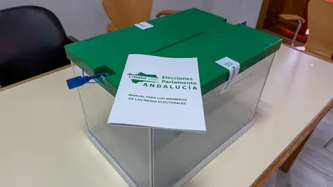 Varias urnas preparadas en el colegio electoral de Castilleja de Guzmán, en Sevilla, donde el salón de plenos del Ayuntamiento se convertirá mañana en sede de uno de los dos colegios electorales que dispone el pueblo. Varias urnas preparadas en el colegio electoral de Castilleja de Guzmán, en Sevilla, donde el salón de plenos del Ayuntamiento se convertirá mañana en sede de uno de los dos colegios electorales que dispone el pueblo.