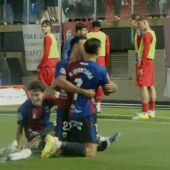 Jugadores del CD Eldense celebando el gol de la victoria ante el Atlético Madrileño.