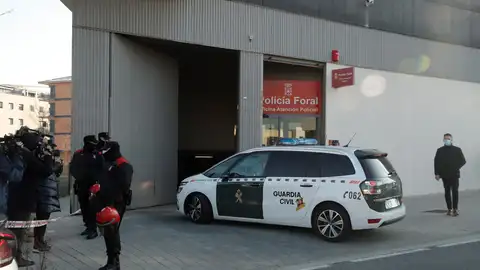 Imagen de archivo. Agentes de la Guardia Civil y de la Policía Foral Navarra custodian un vehículo policial Imagen de archivo. Agentes de la Guardia Civil y de la Policía Foral Navarra custodian un vehículo policial