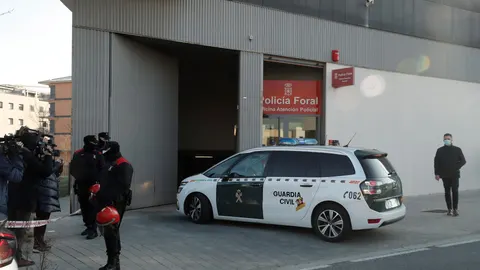 Imagen de archivo. Agentes de la Guardia Civil y de la Policía Foral Navarra custodian un vehículo policial