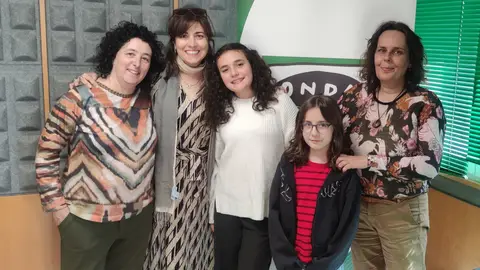 Recibimos a visita de Saleta González en compañía das gañadoras do primeiro premio Marie Curie da categoría de Ciencia en Familia de Pontenciencia. Conversamos coas familias Couñago Bugueiro & González Docal sobre o seu proxecto de investigación “Se o vapeo afecta a unha semente ou un ovo, que me fai a min?”. Pontenciencia é un proxecto que leva máis dunha década fomentando o pensamento crítico na nosa cidade e aproximando unha visión dinámica e atractiva da investigación, a ciencia, a tecnoloxía e a innovación a públicos non vinculados profesionalmente co sector.