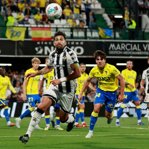 Alberto Jiménez en acción ante el Cádiz