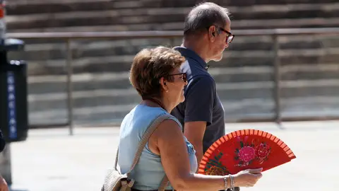 Imágenes de archivo de viandantes soportando las altas temperaturas por las calles de Málaga Imágenes de archivo de viandantes soportando las altas temperaturas por las calles de Málaga