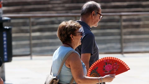 Imágenes de archivo de viandantes soportando las altas temperaturas por las calles de Málaga
