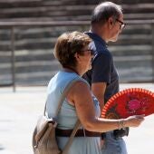 Imágenes de archivo de viandantes soportando las altas temperaturas por las calles de Málaga