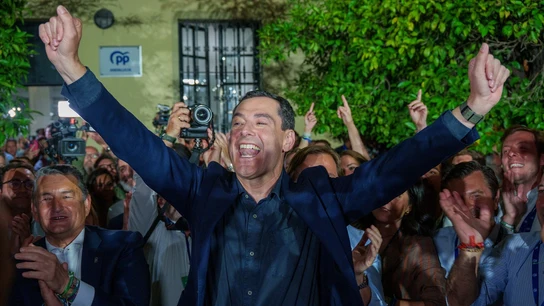 El candidato del PP andaluz a la reelección, Juanma Moreno, celebra los resultados electorales. El candidato del PP andaluz a la reelección, Juanma Moreno, celebra los resultados electorales.