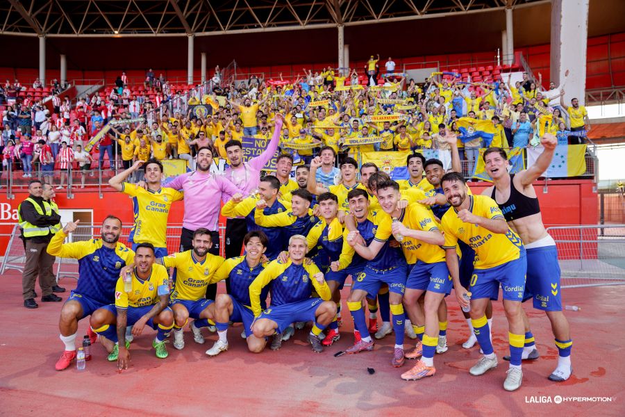 Jugadores de Las Palmas celebran el triunfo en Almería con la afición Jugadores de Las Palmas celebran el triunfo en Almería con la afición