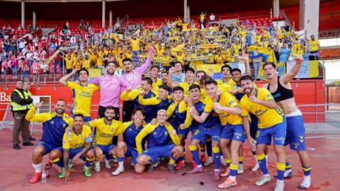 Jugadores de Las Palmas celebran el triunfo en Almer&iacute;a con la afici&oacute;n
