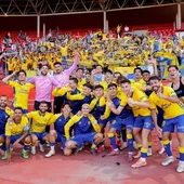 Jugadores de Las Palmas celebran el triunfo en Almería con la afición Jugadores de Las Palmas celebran el triunfo en Almería con la afición