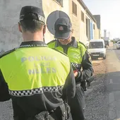 Agentes de la Policía Local de Nules han pillado a los autores de un robo perpetrado mientras realizaban un servicio sanitario Agentes de la Policía Local de Nules han pillado a los autores de un robo perpetrado mientras realizaban un servicio sanitario