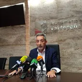 Alcalde de Valdepeñas, Jesús Martín. Alcalde de Valdepeñas, Jesús Martín.