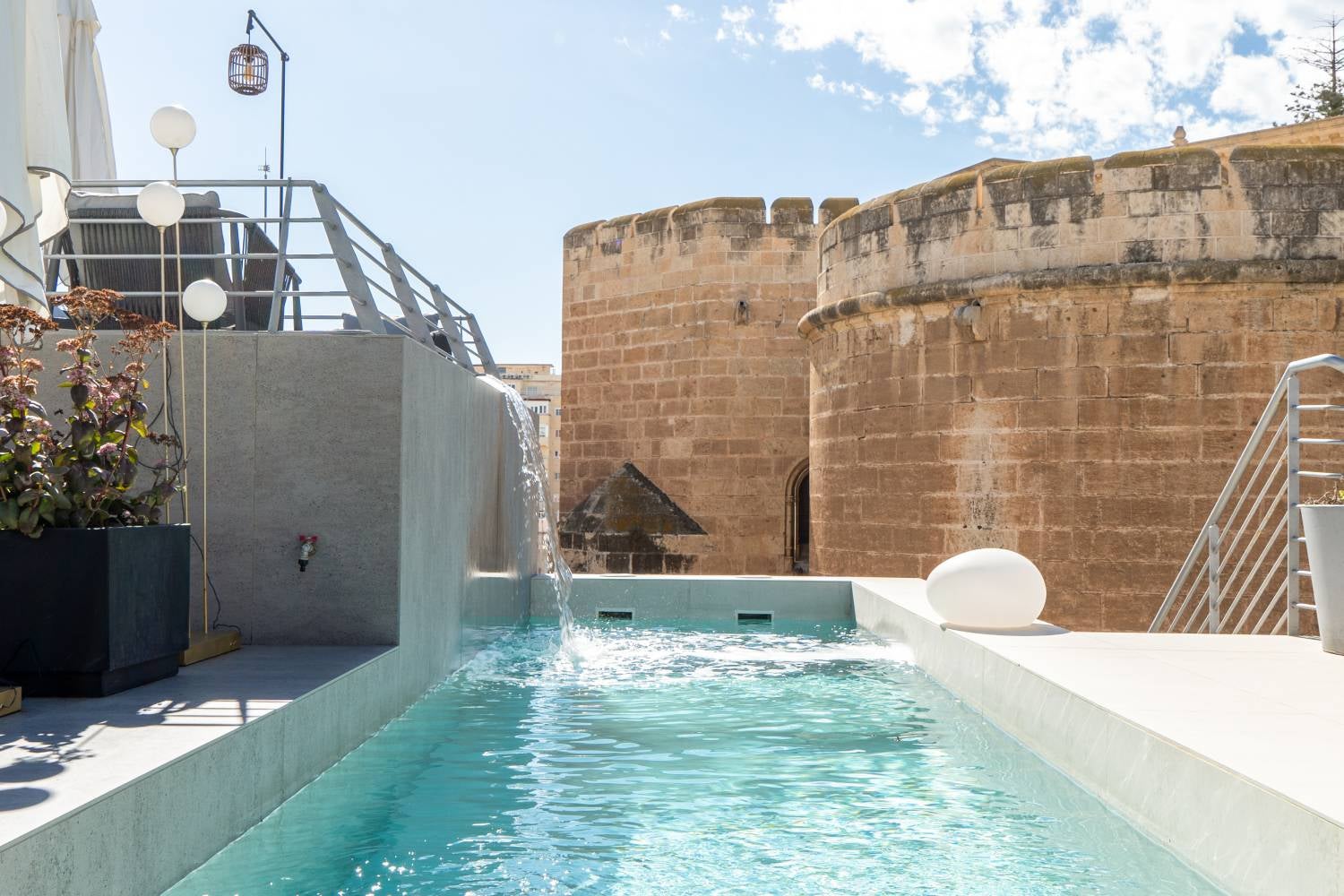 Los hoteles de Almería que, abran sus puertas durante todo el año, obtendrán bonificaciones del IBI e IAE Los hoteles de Almería que, abran sus puertas durante todo el año, obtendrán bonificaciones del IBI e IAE