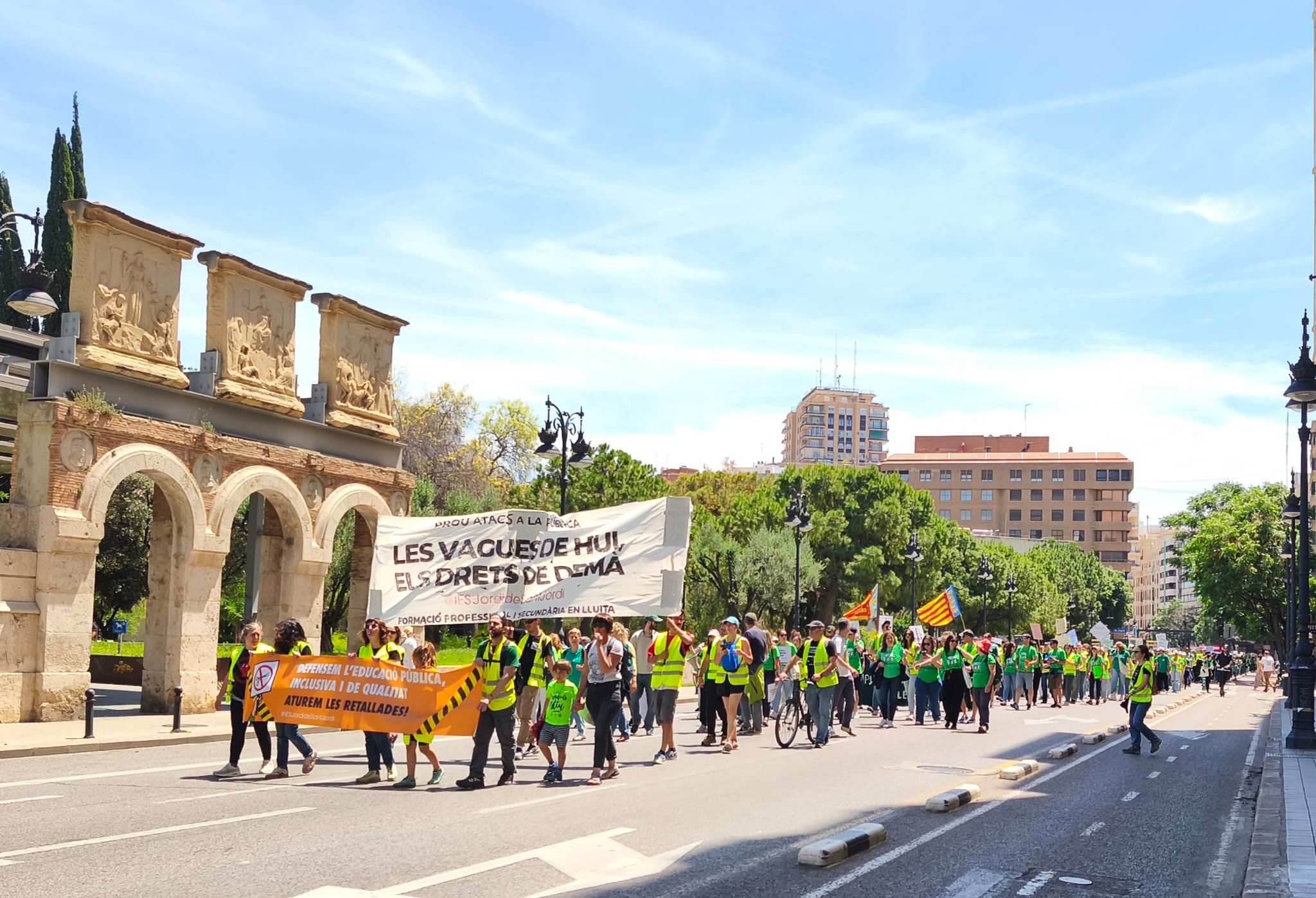 Los docentes vuelven a salir a la calle en una jornada clave para el sector educativo episode artwork