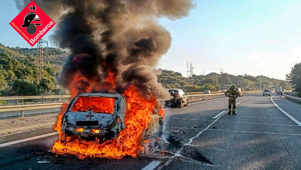 Incendio coches AP-7 Villajoyosa 18 mayo 
