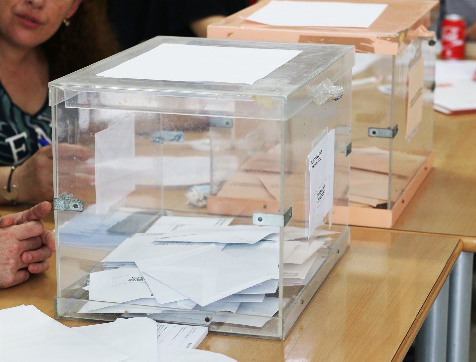 Imagen de archivo de una urna electoral en Huelva durante las últimas elecciones de Andalucía en 2026 Imagen de archivo de una urna electoral en Huelva durante las últimas elecciones de Andalucía en 2026