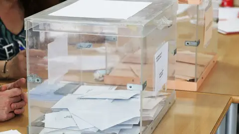 Imagen de archivo de una urna electoral Imagen de archivo de una urna electoral