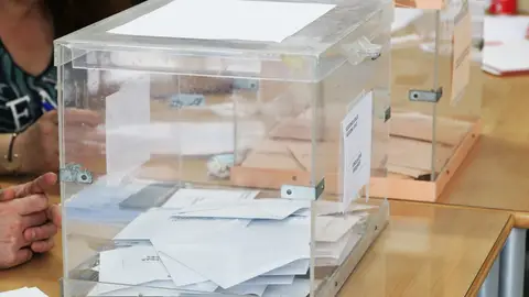 Imagen de archivo de una urna electoral en Huelva durante las últimas elecciones de Andalucía en 2026 Imagen de archivo de una urna electoral en Huelva durante las últimas elecciones de Andalucía en 2026