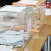 Imagen de archivo de una urna electoral en Huelva durante las últimas elecciones de Andalucía en 2026 Imagen de archivo de una urna electoral en Huelva durante las últimas elecciones de Andalucía en 2026