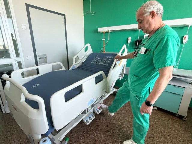 El Hospital de La Ribera inicia la renovación de sus más de 300 camas hospitalarias con una inversión de 1,3 millones de euros El Hospital de La Ribera inicia la renovación de sus más de 300 camas hospitalarias con una inversión de 1,3 millones de euros