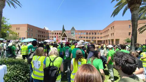 Concentración a las puertas de la Conselleria de Educación Concentración a las puertas de la Conselleria de Educación