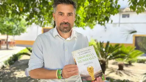 Toni Cruz con su nuevo libro "Esto no estaba en mi libro de Historia de los Mundiales" Toni Cruz con su nuevo libro "Esto no estaba en mi libro de Historia de los Mundiales"