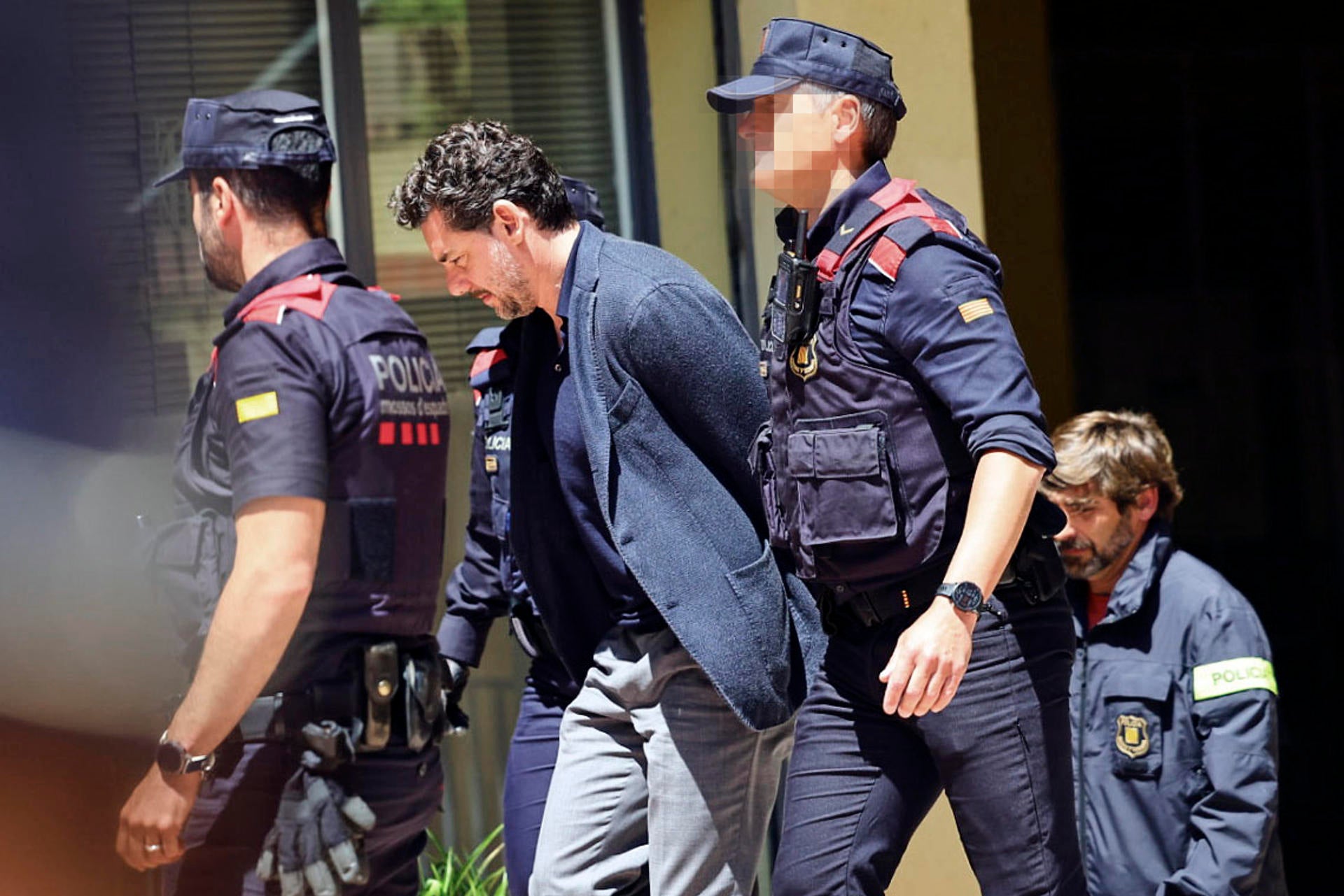 Los Mossos detienen a Jonathan Andic, hijo del fundador de Mango, por la muerte de su padre Los Mossos detienen a Jonathan Andic, hijo del fundador de Mango, por la muerte de su padre