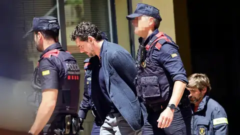 Jonathan Andic, hijo del fundador de Mango, Isak Andic, ha llegado poco antes de la una del mediodía a los juzgados de Martorell (Barcelona) Jonathan Andic, hijo del fundador de Mango, Isak Andic, ha llegado poco antes de la una del mediodía a los juzgados de Martorell (Barcelona)