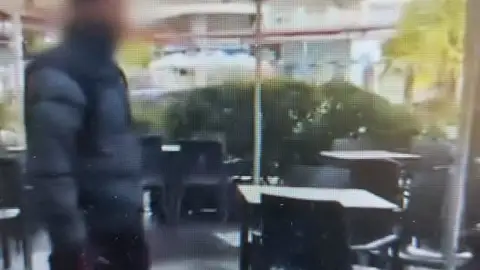 Identificado un hombre por intento de agresión por arma blanca esta semana en una pelea en la Praza Roxa Identificado un hombre por intento de agresión por arma blanca esta semana en una pelea en la Praza Roxa