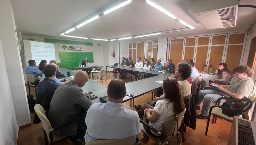 Un momento de la mesa que se celebró con gran presencia de agentes sociales Un momento de la mesa que se celebró con gran presencia de agentes sociales