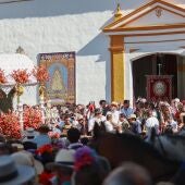 Cerca de 70 hermandades rocieras discurren desde este martes por la 'carrera oficial' de Villamanrique
