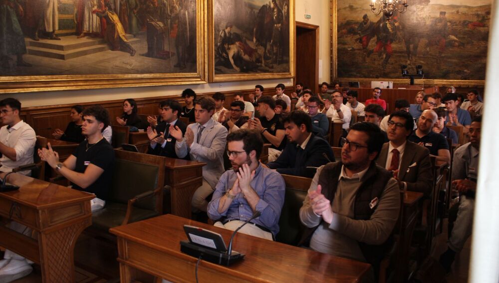 Jóvenes aplauden durante un encuentro de Libertad sin Ira.
