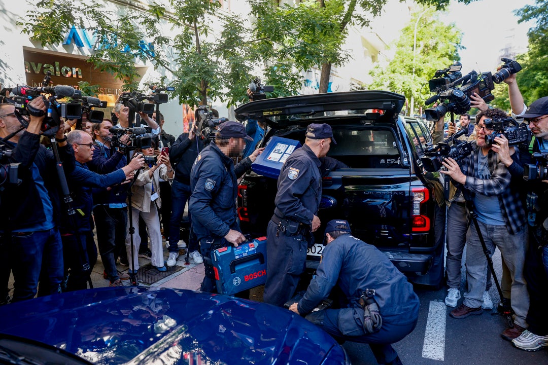 Agentes de la Policía Nacional guardan material incautado en un vehículo de la UCO durante el registro a la oficina del expresidente del Gobierno José Luis Rodríguez Zapatero Agentes de la Policía Nacional guardan material incautado en un vehículo de la UCO durante el registro a la oficina del expresidente del Gobierno José Luis Rodríguez Zapatero