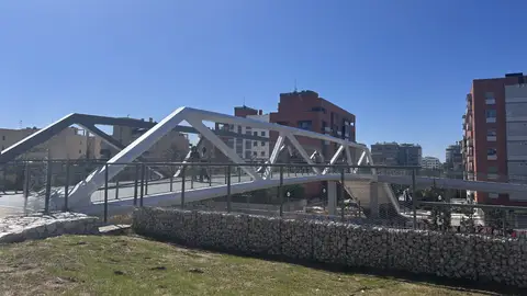 La nueva pasarela peatonal del barrio Altabix–Universidad ya es una realidad. La nueva pasarela peatonal del barrio Altabix–Universidad ya es una realidad.