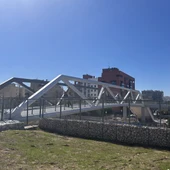 La nueva pasarela peatonal del barrio Altabix–Universidad ya es una realidad. La nueva pasarela peatonal del barrio Altabix–Universidad ya es una realidad.