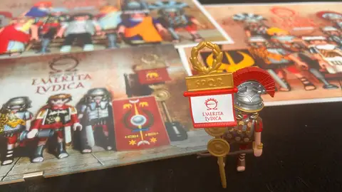 Mérida recibe unas láminas artísticas protagonizadas por figuras de Playmobil con motivo de Emerita Lvdica Mérida recibe unas láminas artísticas protagonizadas por figuras de Playmobil con motivo de Emerita Lvdica
