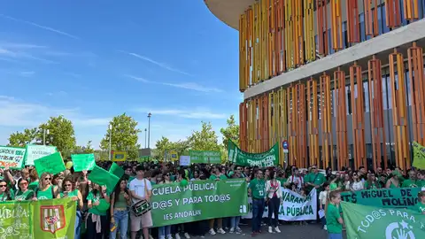 La escuela pública clama contra la concertación del Bachillerato Cientos de personas se han concentrado a las puertas del Departamento de Educación