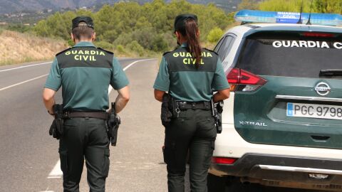 Imagen de archivo de dos agentes de la Guardia Civil Imagen de archivo de dos agentes de la Guardia Civil