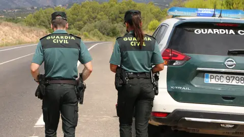 Imagen de archivo de dos agentes de la Guardia Civil Imagen de archivo de dos agentes de la Guardia Civil