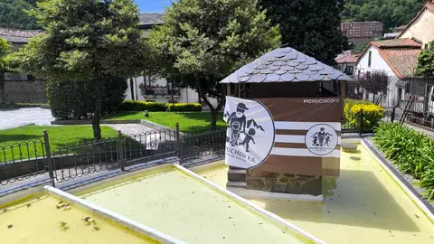 Bandera del Pichuchos en la fuente de La Reguerala, donde celebraron el ascenso Bandera del Pichuchos en la fuente de La Reguerala, donde celebraron el ascenso