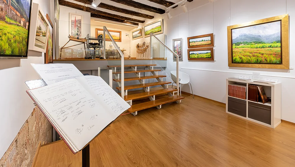 La galeria d'en Jordi Isern a Montblanc amb el llibre de signatures a la sortia La galeria d'en Jordi Isern a Montblanc amb el llibre de signatures a la sortia