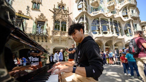 Un noi toca el piano en la darrera edici&oacute; del 'Barcelona s'omple de pianos'