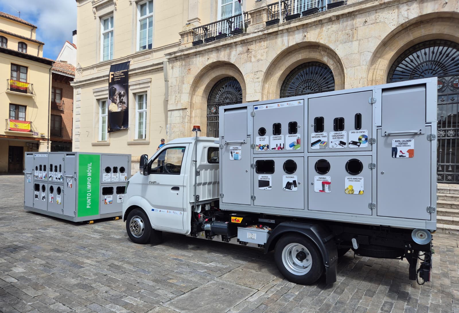 La Junta entrega dos puntos limpios móviles con un camión eléctrico para su transporte y dos puntos de recarga al Ayuntamiento de Palencia La Junta entrega dos puntos limpios móviles con un camión eléctrico para su transporte y dos puntos de recarga al Ayuntamiento de Palencia
